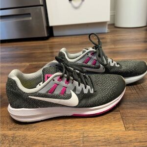 Nike Women's Black and Pink Athletic Shoes